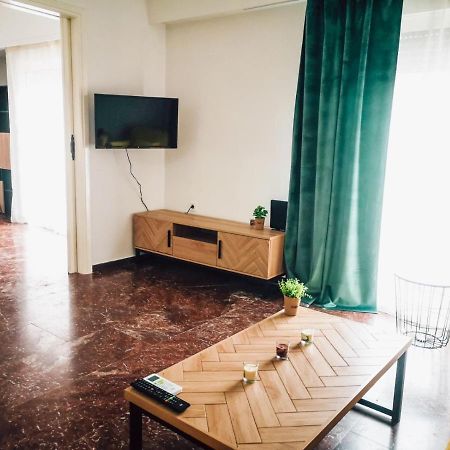 Explore Greece From Colorful City Centre Apartment Chalkís Eksteriør bilde